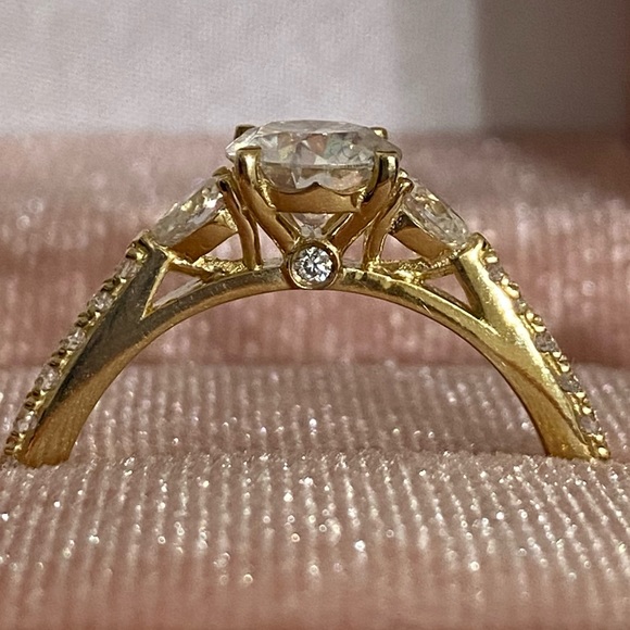 ✨NEW✨ 10K SOLID Yellow Gold 1 CT Round MOISSANITE 3 Stone Engagement Ring 8.5 - Picture 6 of 12